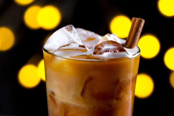 Café Refrescante Cóctel Con Cubitos Hielo Espuma Canela Fondo Las — Foto de Stock