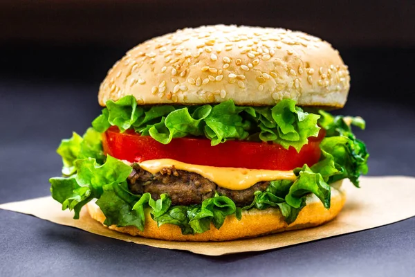 Deliciosa Hamburguesa Casera Fresca Sobre Fondo Oscuro Comida Rápida Mala —  Fotos de Stock