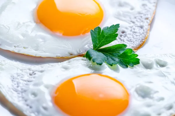 Yapımı Taze Maydanoz Ile Kızarmış Tavuk Yumurtası Kahvaltı Için Yakın — Stok fotoğraf