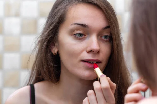 Mujer Joven Atractiva Cabello Castaño Aplicando Lápiz Labial Rojo Para — Foto de Stock