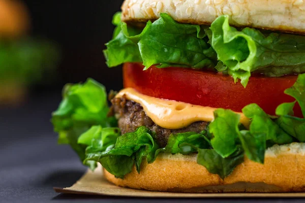 Delicioso Hambúrguer Caseiro Fresco Fundo Escuro Comida Rápida Ruim — Fotografia de Stock