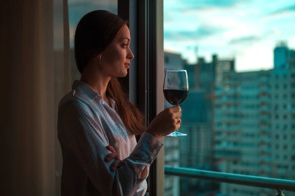 Jovem Está Relaxando Bebendo Copo Vinho Tinto Varanda Pôr Sol — Fotografia de Stock