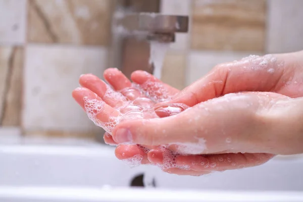 手指衛生です 浴室の人はクリーニングと石けんを使用して手を洗う — ストック写真