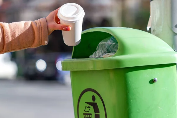 Personne Jette Une Tasse Café Papier Dans Poubelle Pas Jeter — Photo