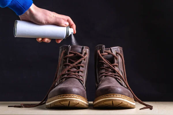 Reiniging Laarzen Geur Verwijderen Met Spray Vuile Laarzen Met Een — Stockfoto