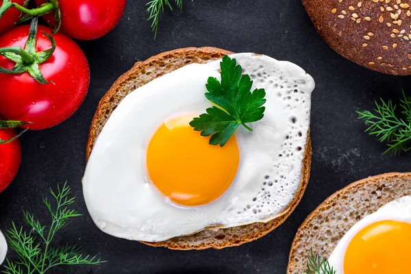 Pães Gergelim Com Ovos Frango Caseiros Frescos Fritos Com Endro — Fotografia de Stock