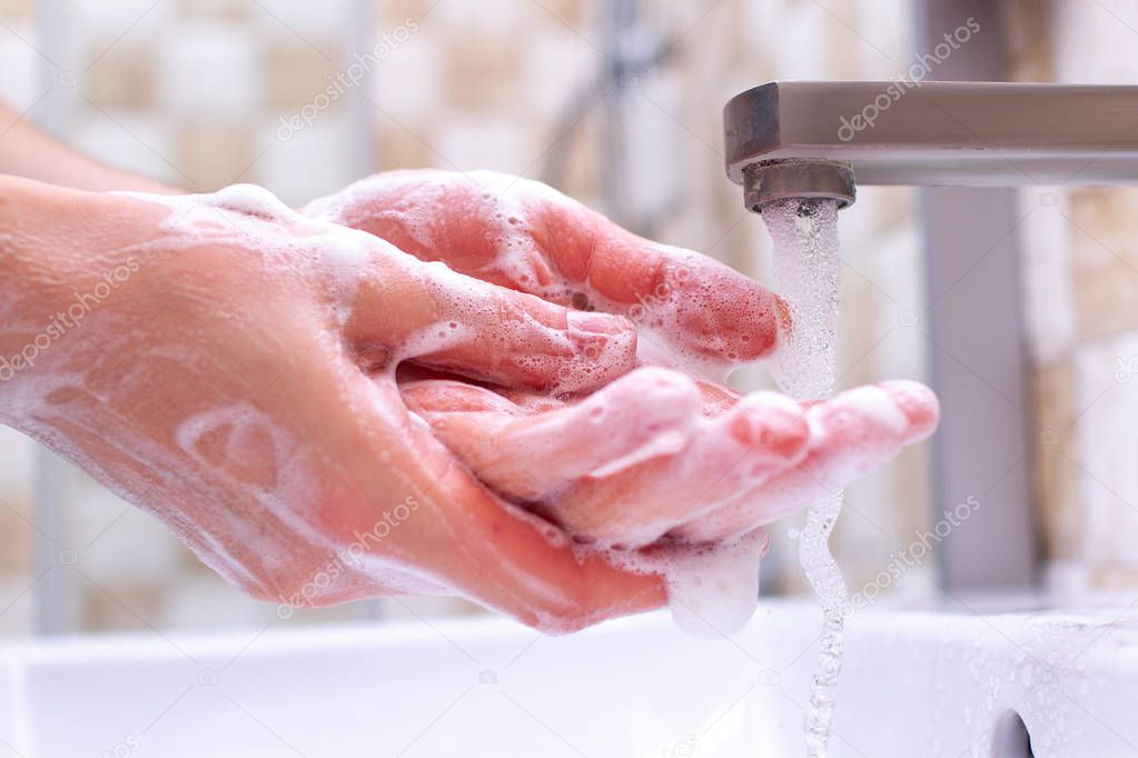 Higiene. Persona en el baño es la limpieza y lavado de manos utilizando