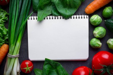 Boş tarifi kitap ve taze sağlıklı vege pişirmek için malzemeler