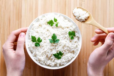 Delicio için yeşil taze maydanoz ile beyaz haşlanmış pirinç ile Kase