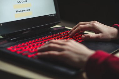 Hacker çalışır ve kişisel verilere tatili ve sistem wi enfekte