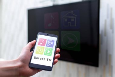 Akıllı telefonda bir mobil uygulama kullanarak wifi ile çevrimiçi kontrol Tv. Smar