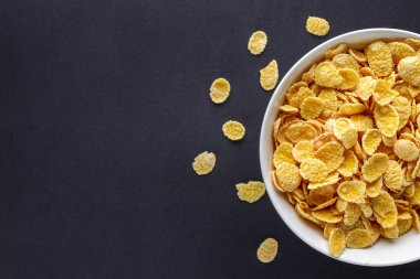 Sarı şekerli mısır gevreği kuruması için kase, kahvaltıda mısır gevreği. 