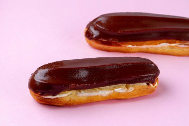 Geleneksel Fransız tatlısı. Muhallebi ve c ile lezzetli eclairs