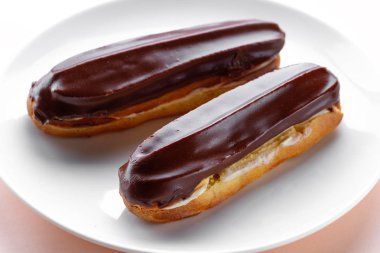 Geleneksel Fransız tatlısı. Muhallebi ve c ile lezzetli eclairs