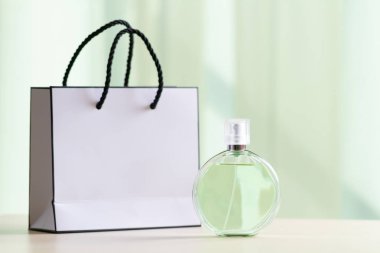 Favori kadın parfüm ü ve hediye kağıt torba şişesi 