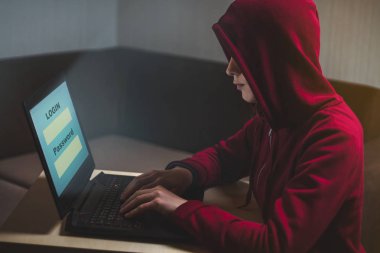 Tehlikeli kapüşonlu kadın hacker kişisel veri ve infe girer