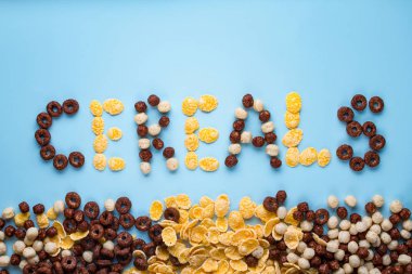 Tahıl kavramı. Sırlı, çikolata topları, yüzük ve mısır gevreği 