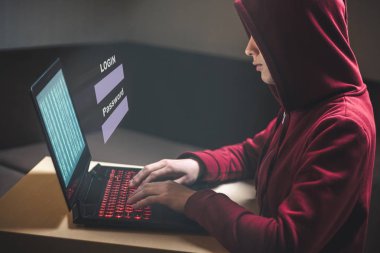 Tehlikeli kapüşonlu kadın hacker kişisel veri ve infe girer