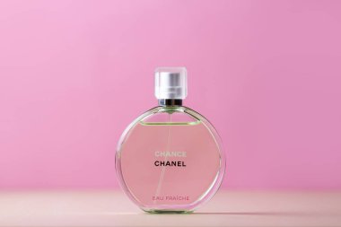 Batum, Gürcistan-9 Mart, 2019. Pembe arka planda Chanel parfüm.