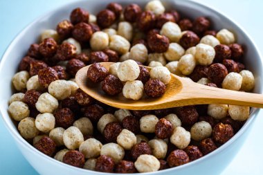 Tahıllar kase ve kaşık için çikolata kahverengi ve beyaz topları ile 