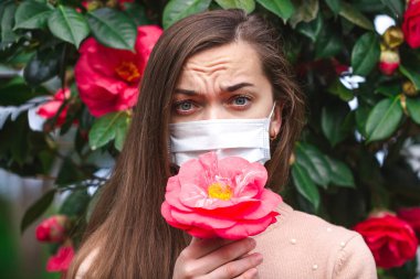 Alerjik ten muzdarip tıbbi maske alerjisi kadın portresi