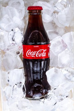 Batum, Gürcistan - 8 Şubat 2019. Bir şişe ferahlatıcı karbonhidrat