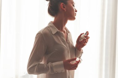 Bluz şık genç güzel kadın favori perfum püskürtme