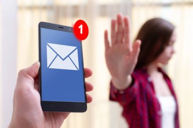 Sosyal ağları reddedin ve durdurun. İnternet, telefon ve çevrimiçi