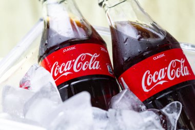 Batum, Gürcistan - 8 Şubat 2019. Ferahlatıcı karbon şişeleri