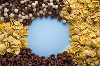 Sağlıklı tahıllar kahvaltı için kuru, çikolata topları, yüzük ve sarı mısır gevreği karışımı. Kopyalama alanı 