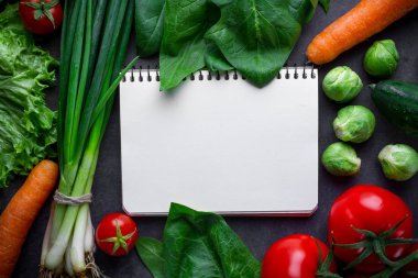 Boş tarifi kitap ve taze sağlıklı vege pişirmek için malzemeler