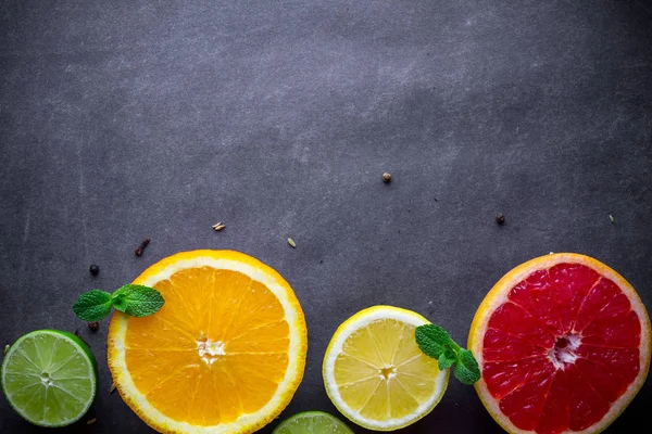 Koyu zeminde taze, olgun narenciye. Sağlıklı gıda ve d