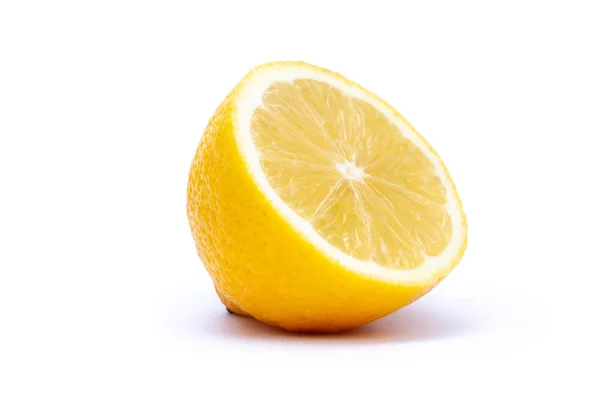 Beyaz Arka Plan Üzerinde Sulu Sarı Limon Izole Yarısı — Stok fotoğraf