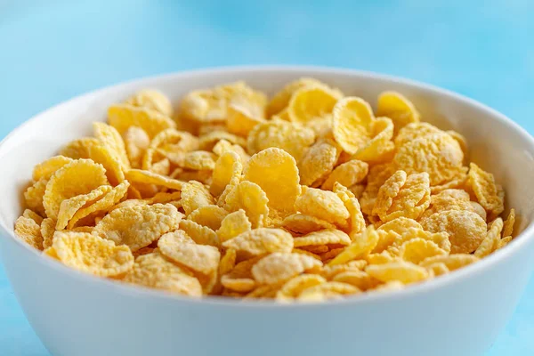 Kuru mısır gevreği kasesi, kahvaltılık mısır gevreği. 