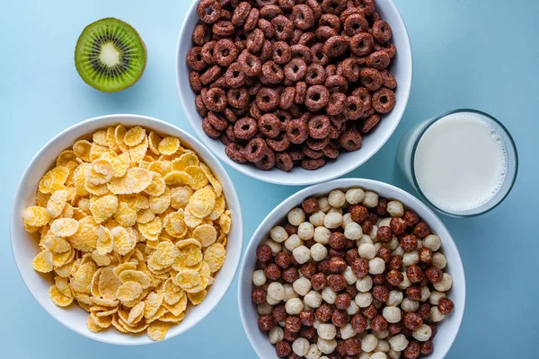 Cuenco de cereales glaseados, bolas de chocolate, anillos, copos de maíz, maduros — Foto de Stock