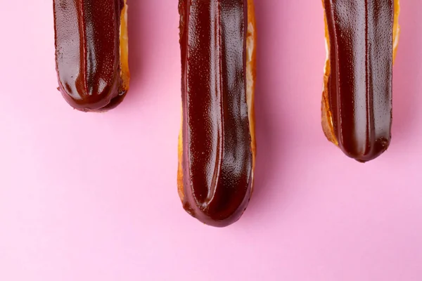 Dessert traditionnel français. Délicieuses éclairs avec crème anglaise et c — Photo