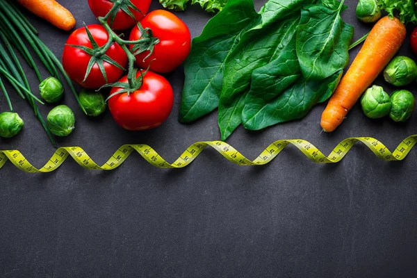 Rijpe groenten voor het koken van verse salade en gezonde gerechten. Prop — Stockfoto