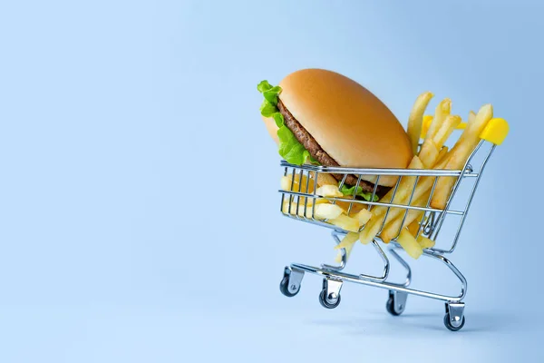 Koncepce jídla. Hranolky a hamburger na svačinu. Nevyžádaná, špatná — Stock fotografie