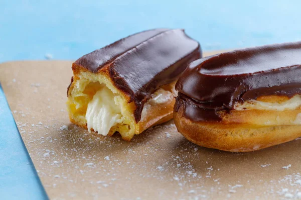 Traditionelle französische Nachspeise. leckere Eclairs mit Pudding und C — Stockfoto