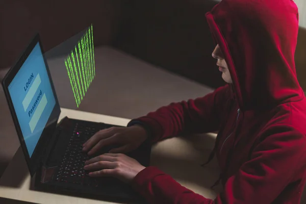 Tehlikeli kapüşonlu kadın hacker kişisel veri ve infe girer — Stok fotoğraf