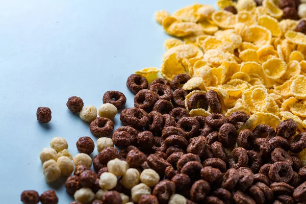 Mezcla de esmaltado, seco, bolas de chocolate, anillos y copos de maíz amarillo — Foto de Stock
