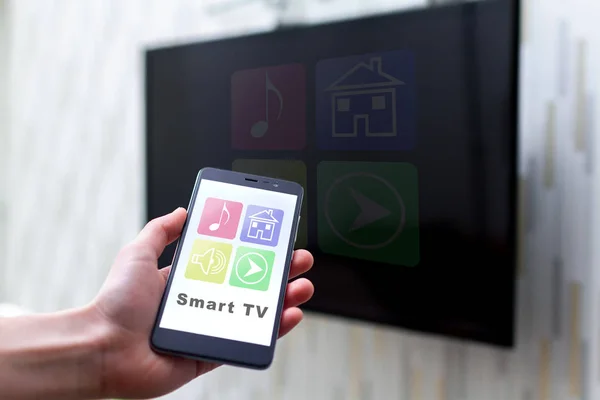 Online szabályozás TV WiFi segítségével egy mobil app-ra smartphone. Smar — Stock Fotó