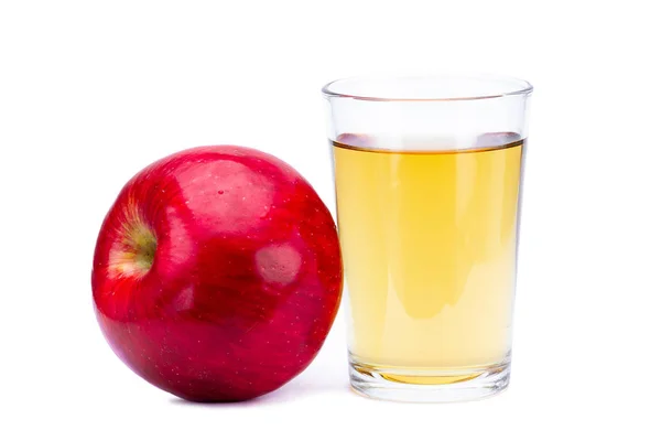 Verre isolé de jus de pomme frais et une seule application rouge mûr — Photo