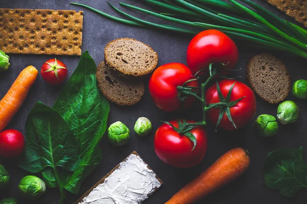 Concept de régime et de nutrition. Légumes mûrs pour cuisiner frais il — Photo