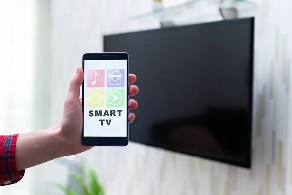 스마트폰에서 모바일 앱을 사용하여 무선 랜으로 온라인 제어 TV. 스마르 (것)들 — 스톡 사진