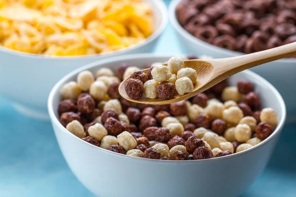 Desayuno seco con cereales. Cuchara y tazón con chocolate blanco y — Foto de Stock