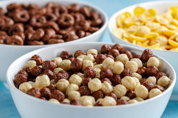 Cereales y desayuno seco de bolas de chocolate, anillos y fla de maíz — Foto de Stock