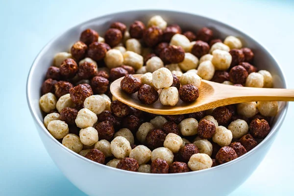 Cereais tigela e colher com bolas de chocolate marrom e branco para — Fotografia de Stock