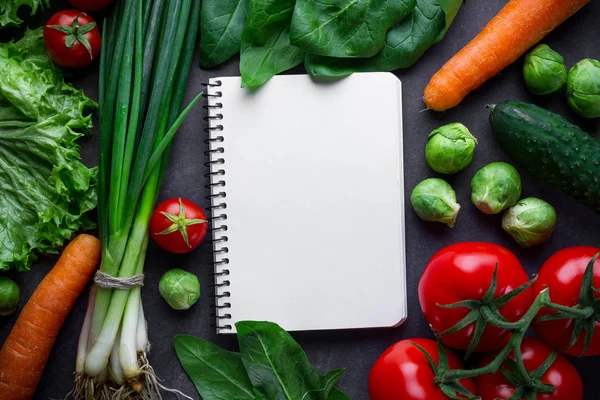 Blanco receptenboek en rijpe groenten voor het koken van vers gezond — Stockfoto