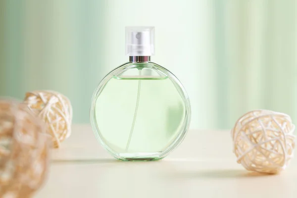 Frasco de perfume de mujer — Foto de Stock
